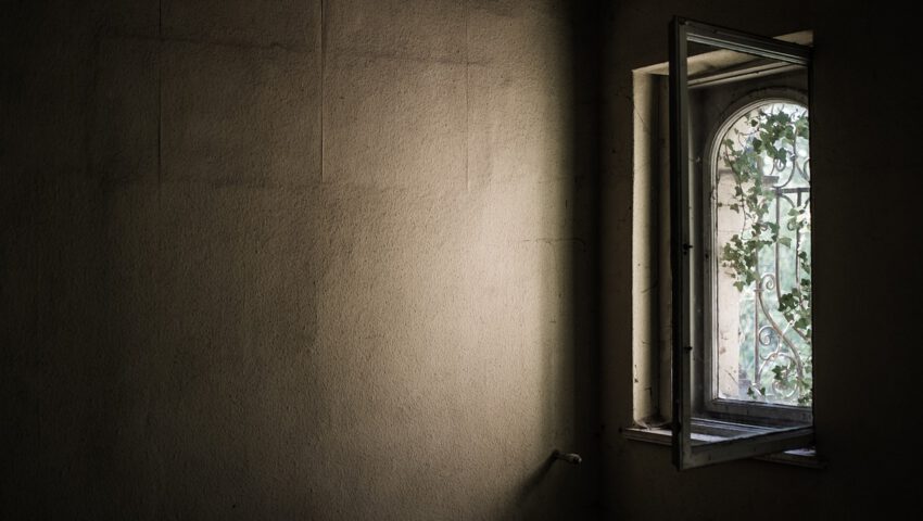Dziewczynka żaliła się, że słyszy w ścianie potwory. Jej rodzice dokonali szokującego odkrycia
