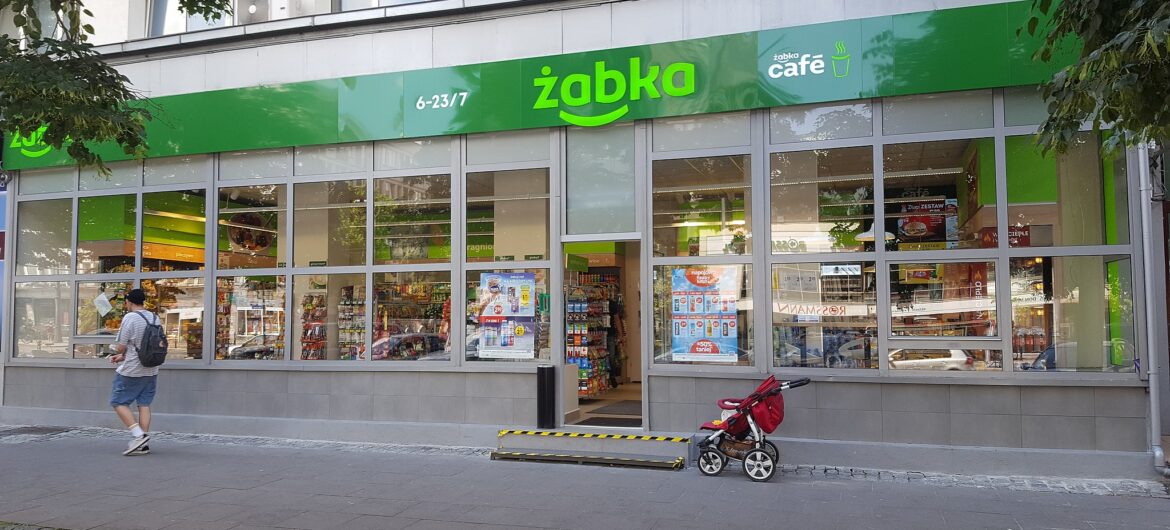 Co Polacy kradną w “Żabkach”? Sprzedawcy są bezradni