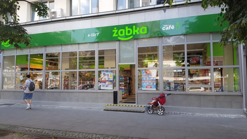 Co Polacy kradną w “Żabkach”? Sprzedawcy są bezradni