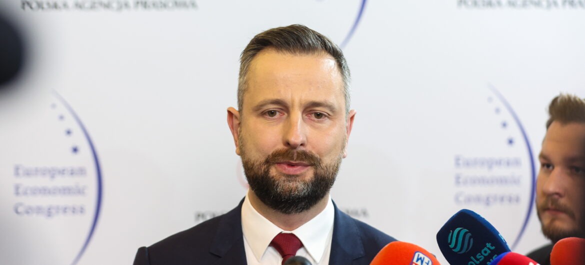 Kosiniak-Kamysz chwali się… plecakiem ewakuacyjnym. “Jestem spakowany od początku rosyjskiej inwazji na Ukrainę”