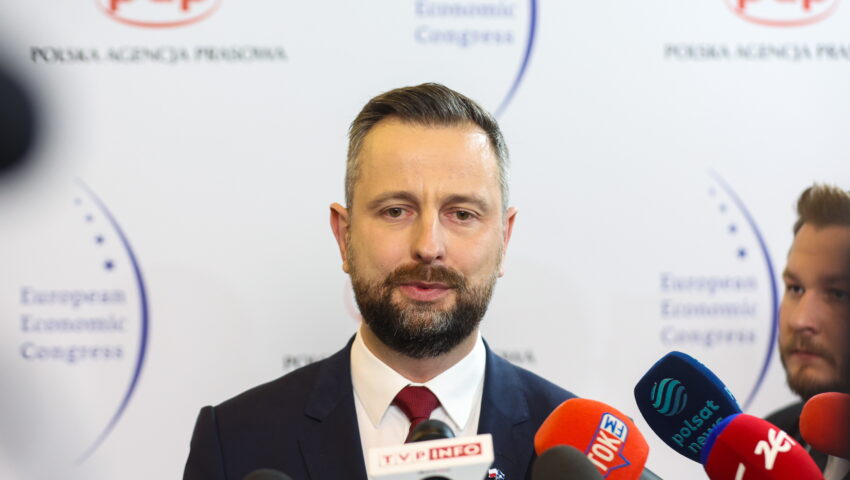 Kosiniak-Kamysz chwali się… plecakiem ewakuacyjnym. “Jestem spakowany od początku rosyjskiej inwazji na Ukrainę”