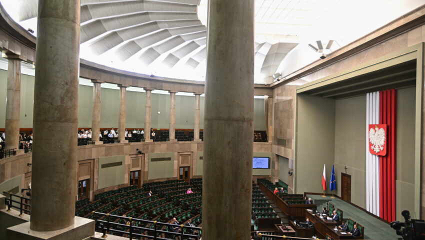 Pijany poseł Konfederacji awanturował się z policją. “Stres i emocje zawsze znajdą jakieś ujście”