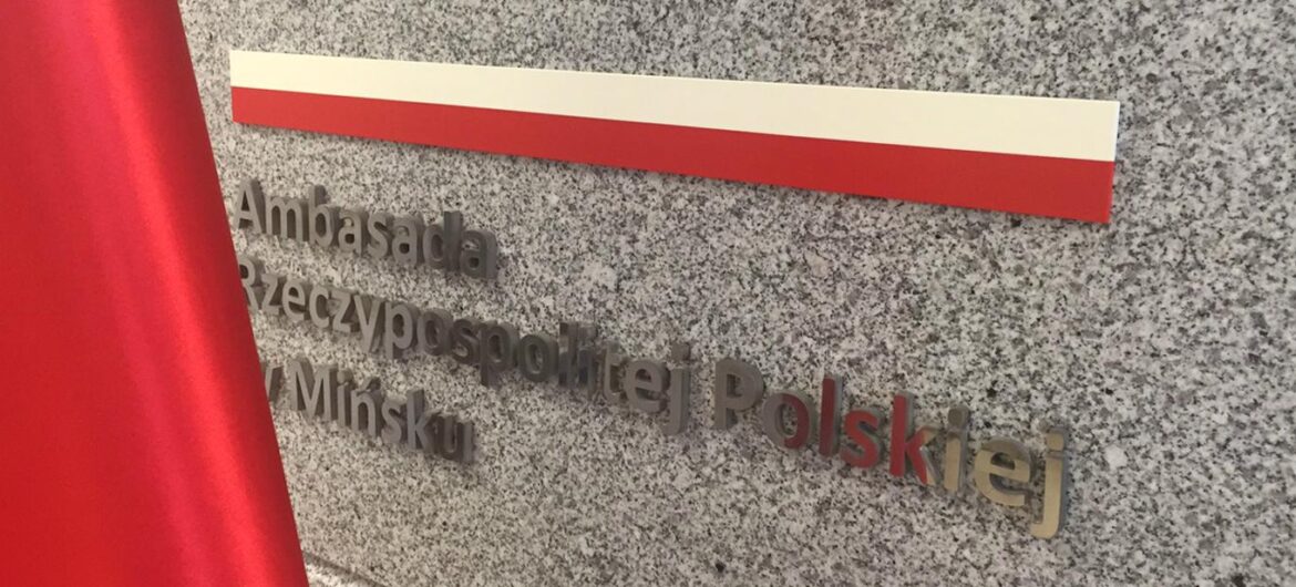 Tomasz Szmydt pojawił się przed polską ambasadą w Mińsku