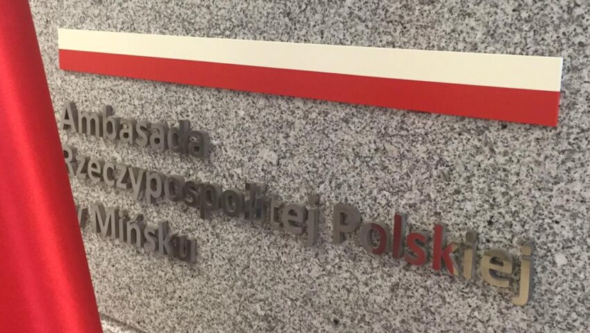 Tomasz Szmydt pojawił się przed polską ambasadą w Mińsku