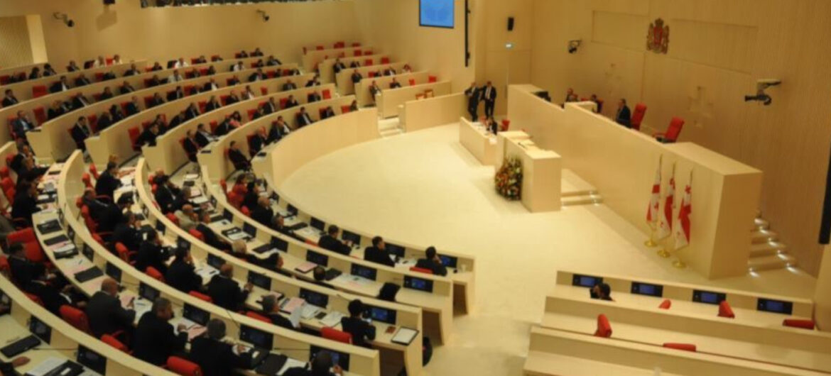 Parlamentarzystom puściły nerwy. Przepychanki i bójka podczas procedowania ustawy o zagranicznych agentach