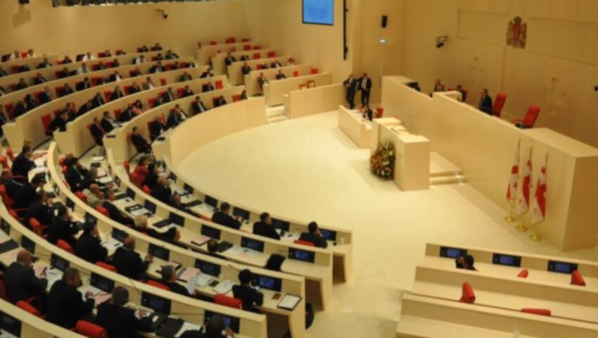Parlamentarzystom puściły nerwy. Przepychanki i bójka podczas procedowania ustawy o zagranicznych agentach