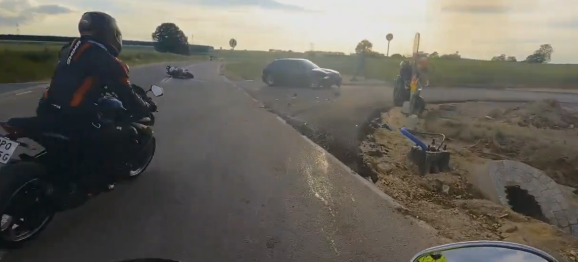 Szokujące nagranie. Pijany kierowca potrącił motocyklistę, jego koledzy ruszyli w pościg