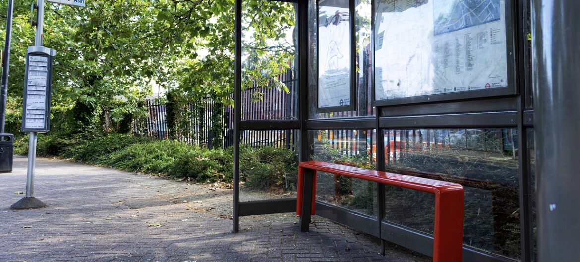 Zmarł na przystanku autobusowym, chwilę wcześniej wyszedł ze szpitala. Sprawą zajęła się prokuratura