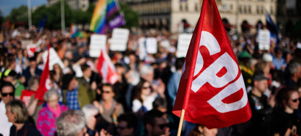 Niemieckie media komentują atak na polityka lewicy. Przypomina „najczarniejsze incydenty z niemieckiej historii”