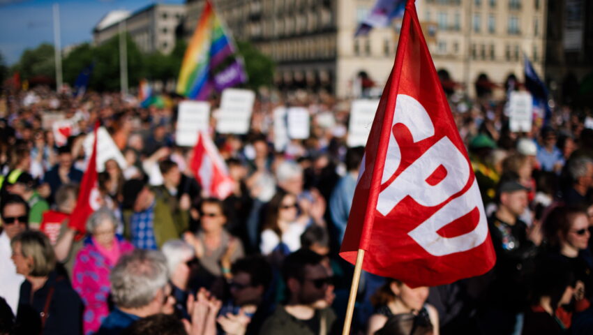 Niemieckie media komentują atak na polityka lewicy. Przypomina „najczarniejsze incydenty z niemieckiej historii”