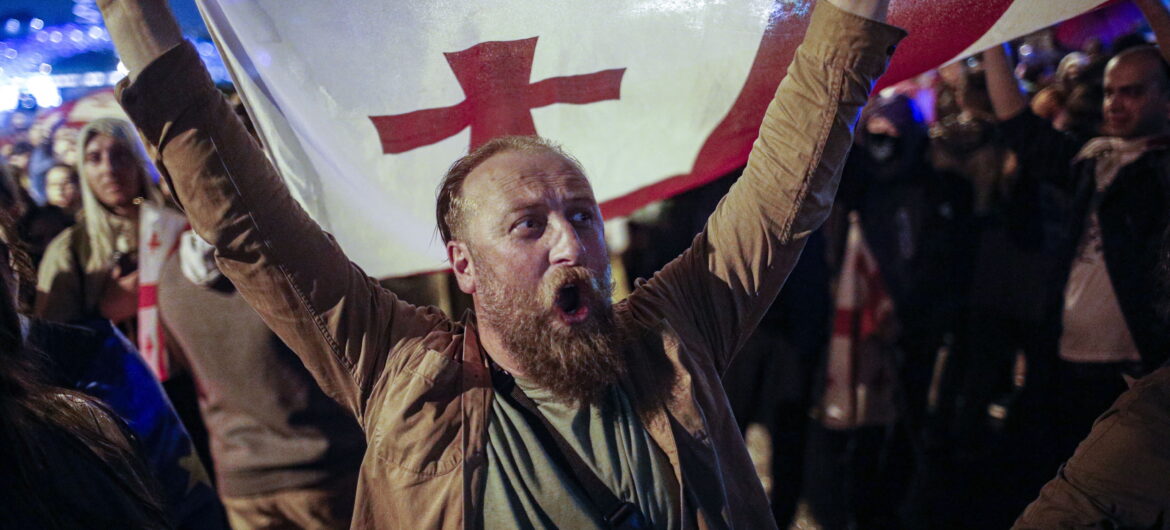 Kolejny dzień demonstracji w Gruzji. Policja użyła siły w obronie parlamentu