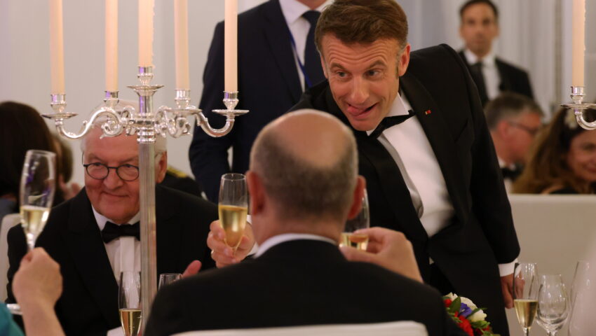 Niemieckie media komentują strategie Paryża i Berlina w realizacji pomocy dla Ukrainy. “Jedni sknerzą, drudzy zwlekają”