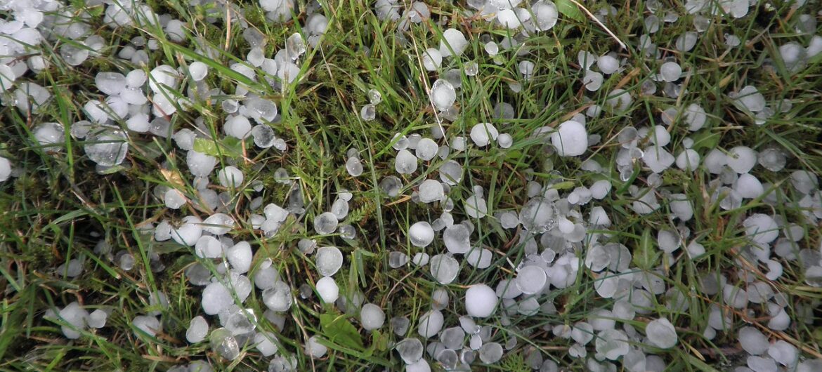 Ludzie uwięzieni w zalanych pojazdach. Miasto sparaliżowane po nawałnicy
