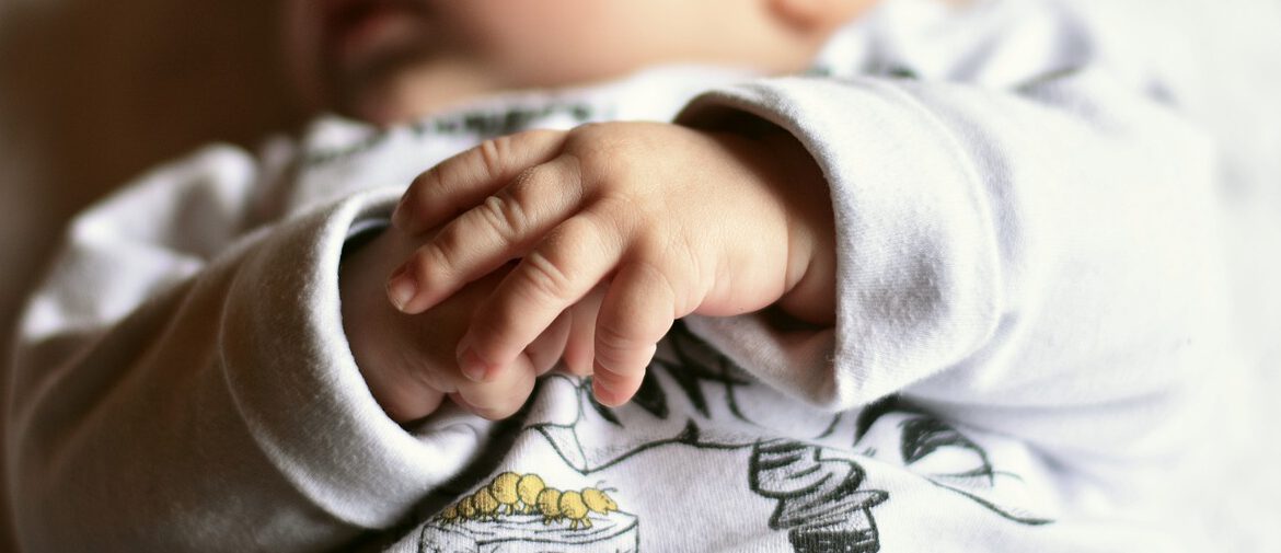 Dziewczynka z listem w oknie życia. Matka wyjaśniła powody swojej decyzji