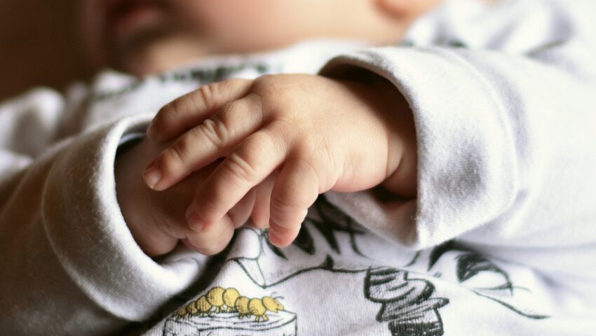 Dziewczynka z listem w oknie życia. Matka wyjaśniła powody swojej decyzji