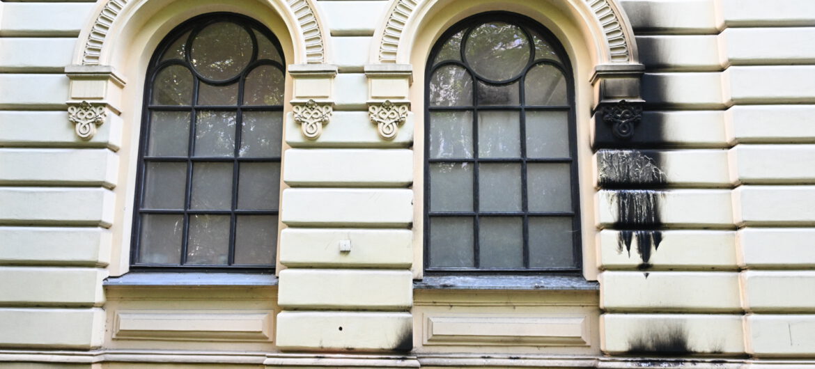 Próba podpalenia synagogi w Warszawie – atak miał pokazać Polskę w złym świetle