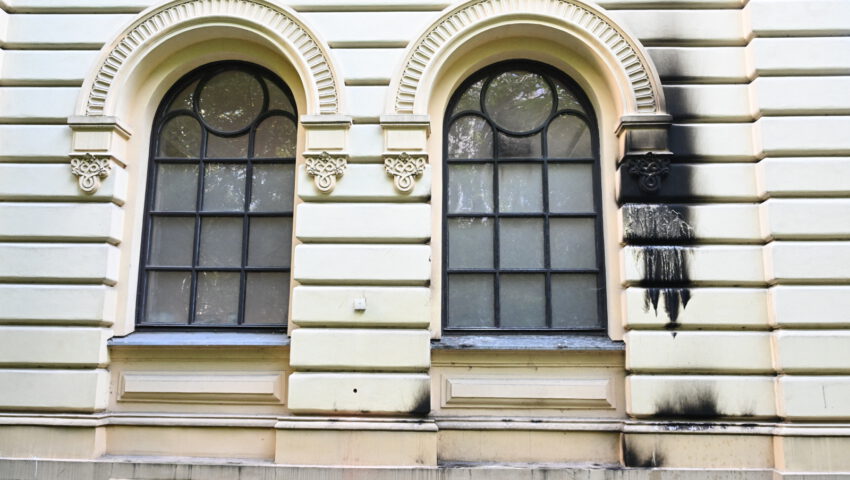 Próba podpalenia synagogi w Warszawie – atak miał pokazać Polskę w złym świetle