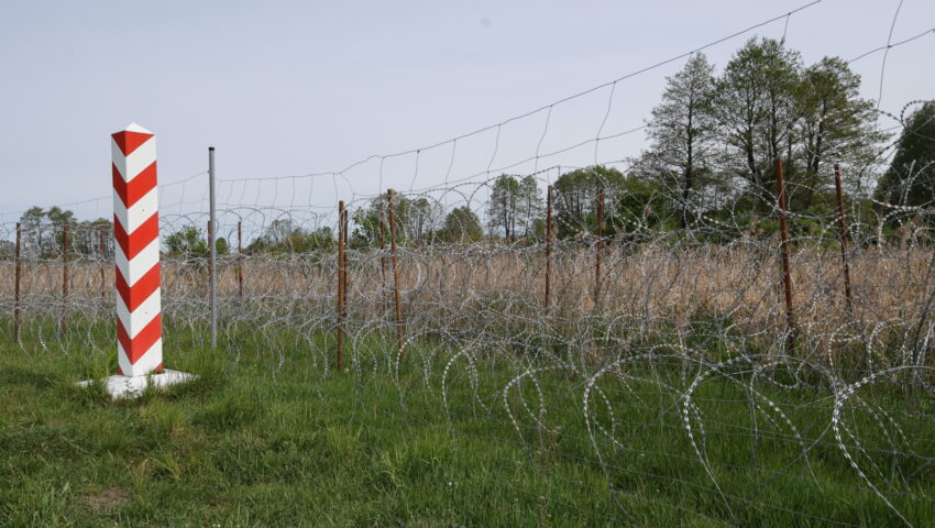 Na granicy polsko-białoruskiej migrant ukradł żołnierzowi radiotelefon