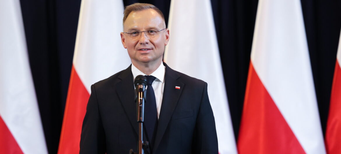 Rzucił petardą w prezydencką kolumnę. Kuriozalne tłumaczenie