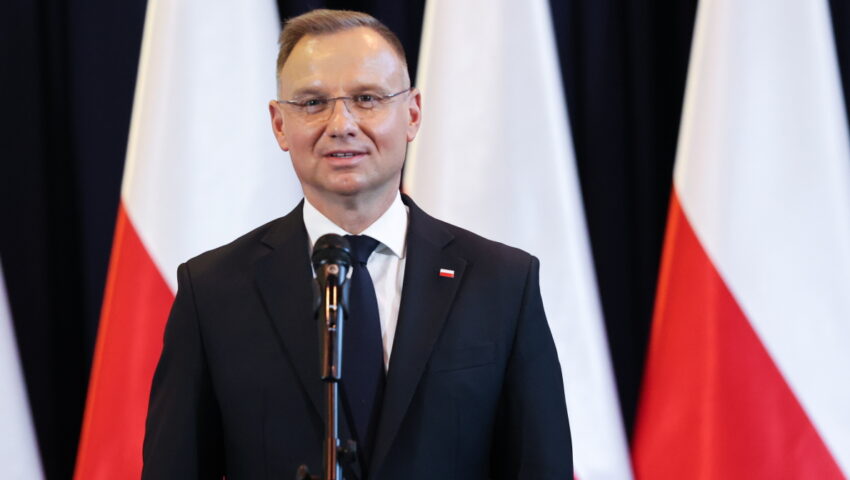 Rzucił petardą w prezydencką kolumnę. Kuriozalne tłumaczenie