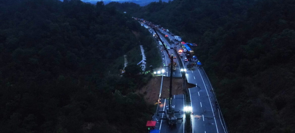 Zawaliła się autostrada, samochody leciały w przepaść. Rośnie liczba ofiar