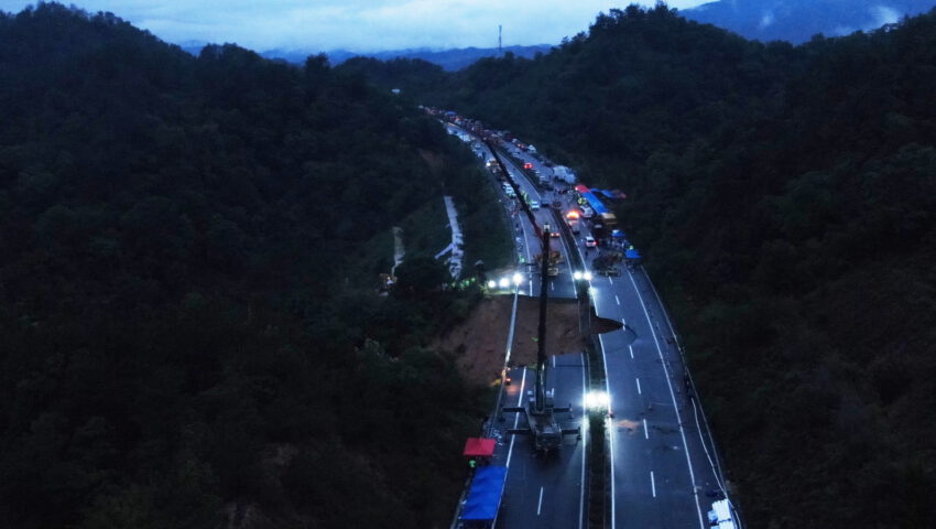 Zawaliła się autostrada, samochody leciały w przepaść. Rośnie liczba ofiar