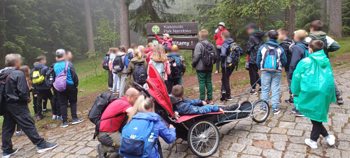 Piękna postawa uczniów z Bogatyni. Pomogli niepełnosprawnemu koledze pokonać szlak