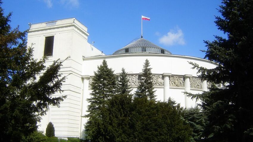 Kuriozalny incydent w Sejmie. Poseł Suwerennej Polski chodził po dachu