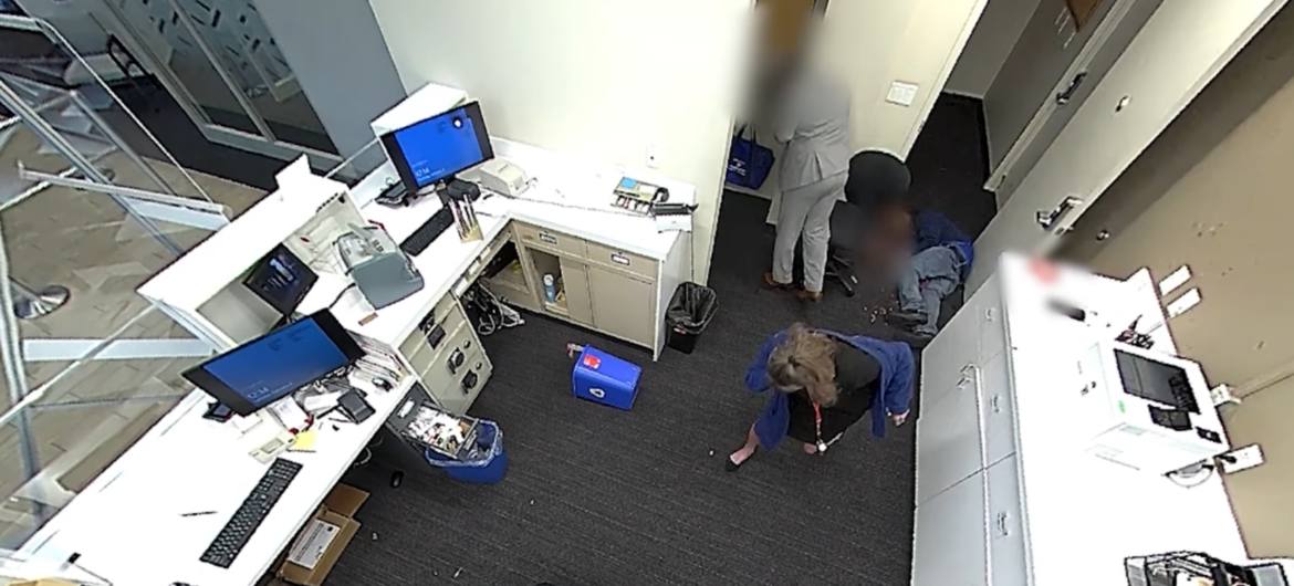 Snajper zastrzelił mężczyznę, który napadł na bank i groził bombą. Policja opublikowała szokujące nagranie