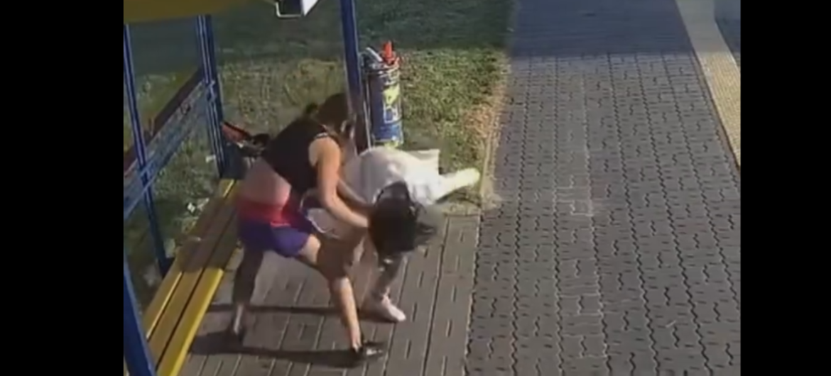 Kobieta została brutalnie pobita na przystanku. Okazało się, że to pomyłka