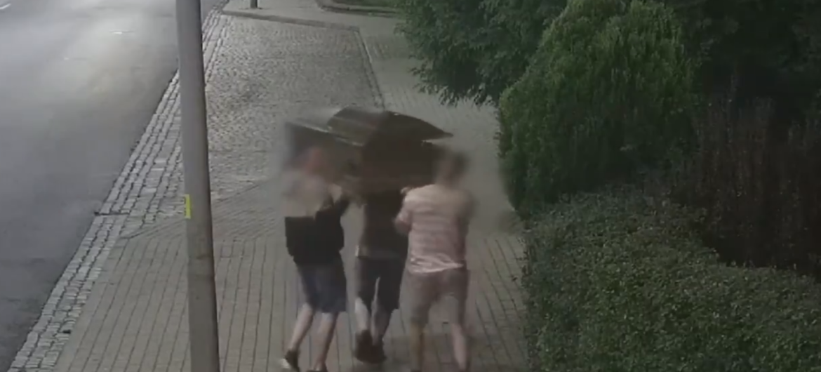 Policja rozwiązała zagadkę porzuconej trumny z Wałbrzycha. Za wszystkim stali kibice