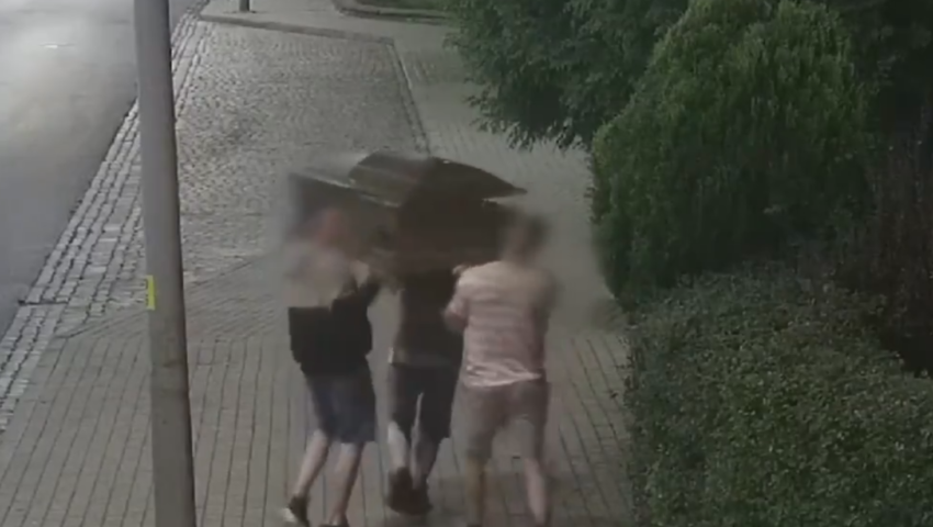 Policja rozwiązała zagadkę porzuconej trumny z Wałbrzycha. Za wszystkim stali kibice