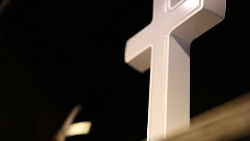 Za zakazem krzyży w warszawskim ratuszu stoi lewicowa fundacja. Dostała za to ogromne pieniądze
