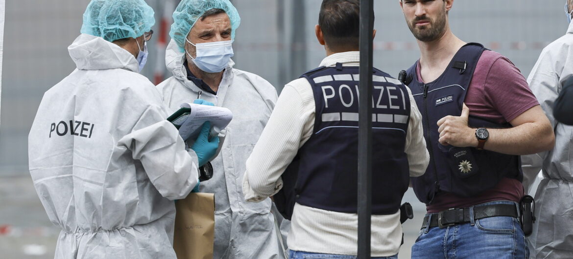 Nie żyje policjant, który został zaatakowany przez nożownika w Mannheim. Prezydent Niemiec: “Jestem głęboko wstrząśnięty”