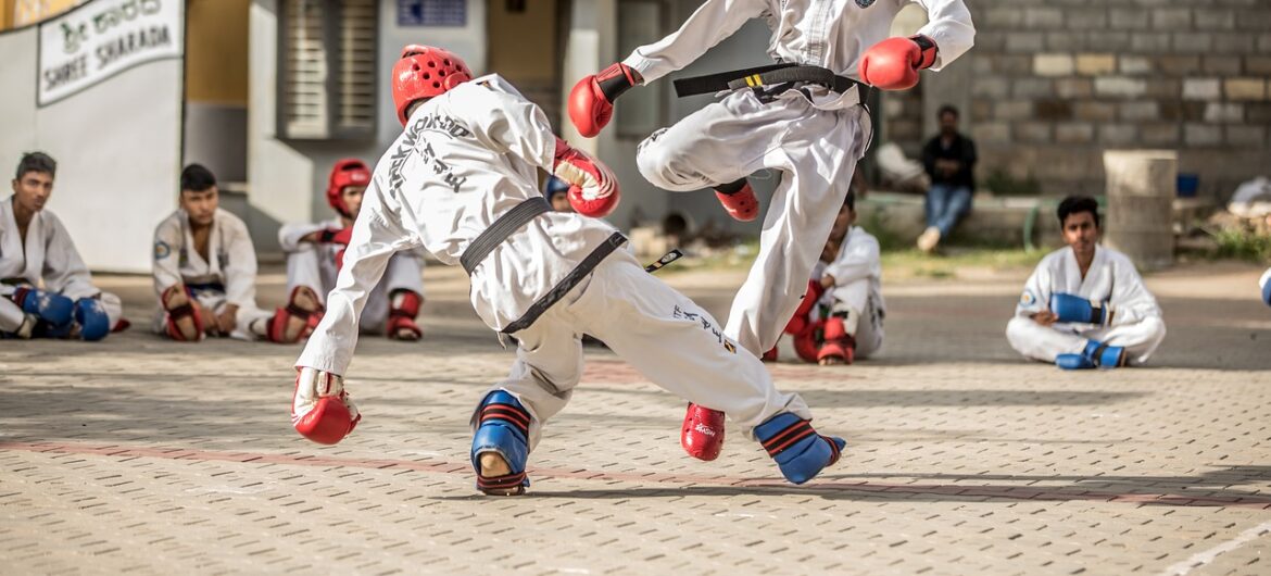 Nastolatek chciał zgwałcić kobietę. Pomogli jej instruktorzy taekwondo