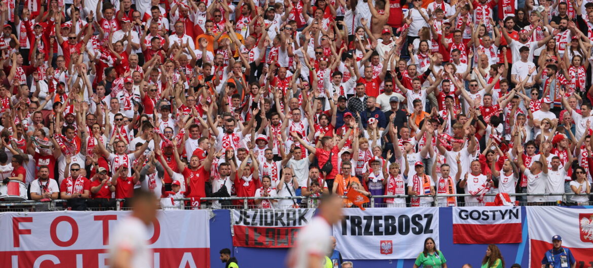 Niebezpieczny incydent przed meczem Polska-Holandia. Mężczyzna wymachiwał kilofem