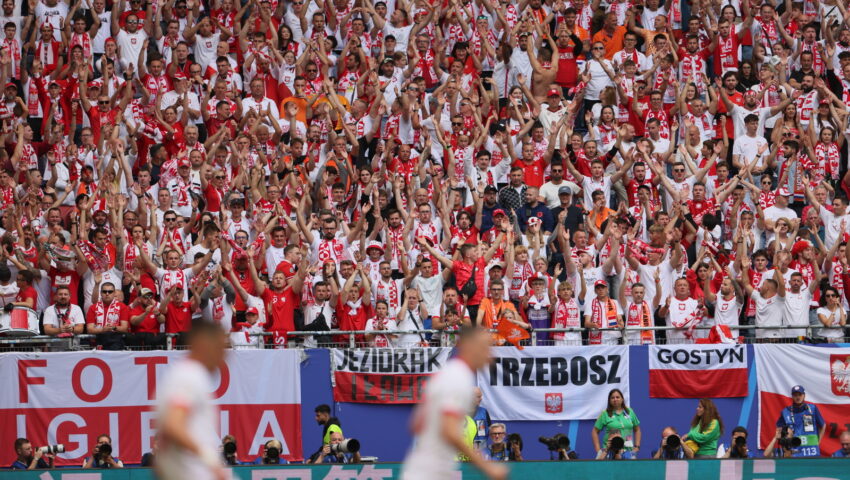 Niebezpieczny incydent przed meczem Polska-Holandia. Mężczyzna wymachiwał kilofem
