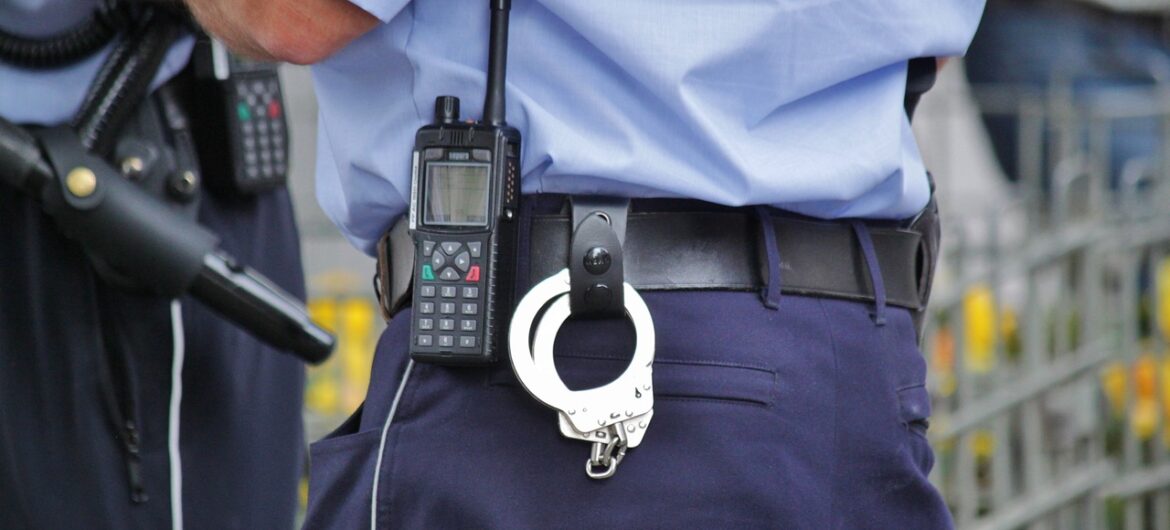 17-latek aresztowany za znęcanie się nad mamą i babcią