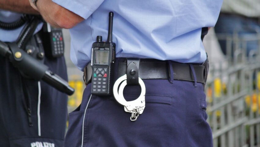 17-latek aresztowany za znęcanie się nad mamą i babcią