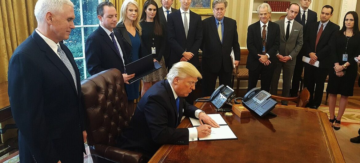 Strateg Trumpa trafi dziś do więzienia