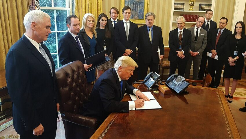 Strateg Trumpa trafi dziś do więzienia