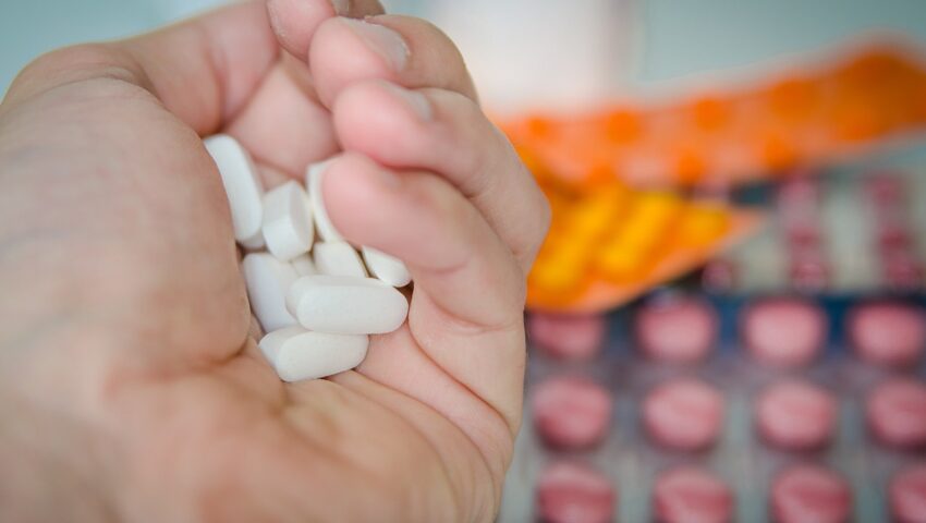 Włamali się na internetowe konto lekarza i wystawiali recepty na… opioidy
