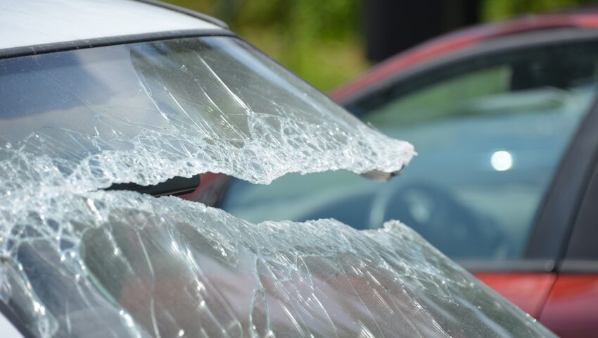 Rodzice poszli na zakupy, a dziecko zostawili w rozgrzanym aucie. Policjanci zdążyli uratować 3-latkę