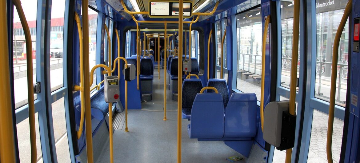 19-letni pasażer autobusu skatował kontrolera biletów