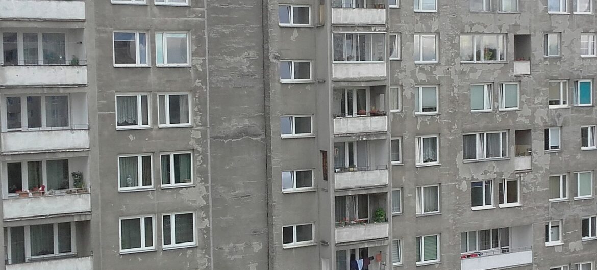 W 2023 r. ponad połowa Polaków w wieku 25-34 lat mieszkała z rodzicami
