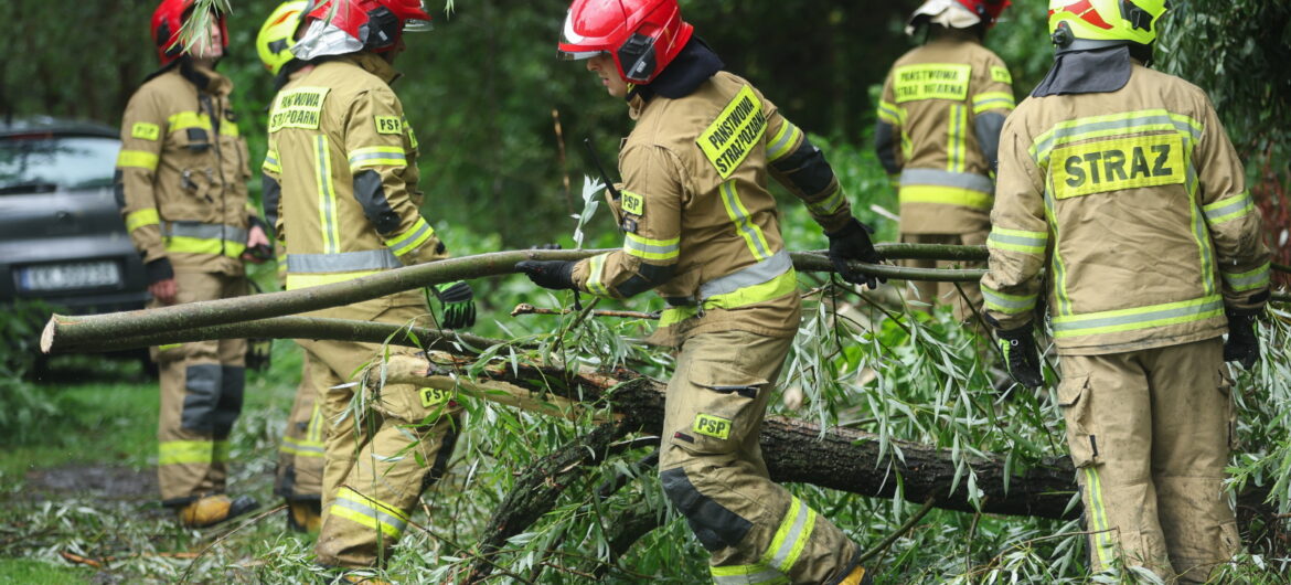 Potężne burze nad Podkarpaciem. Ok. 100 interwencji po opadach deszczu, 7,2 tys. odbiorców bez prądu