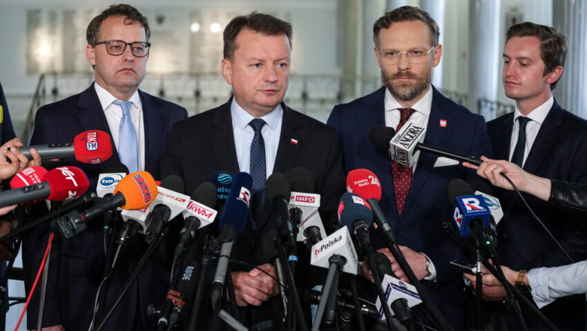PiS powiadomi instytucje międzynarodowe o sytuacji w Polsce. “Ekipa Donalda Tuska łamie prawo”