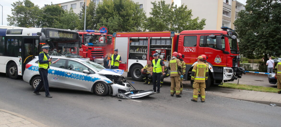 Niebezpieczne sceny podczas pościgu. Radiowóz zderzył się z autobusem