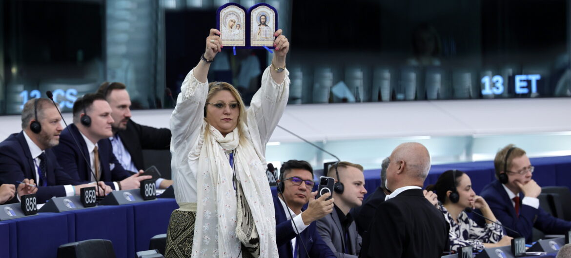 Incydent podczas debaty ws. reelekcji Ursuli von der Leyen. Eurodeputowana wyprowadzona siłą