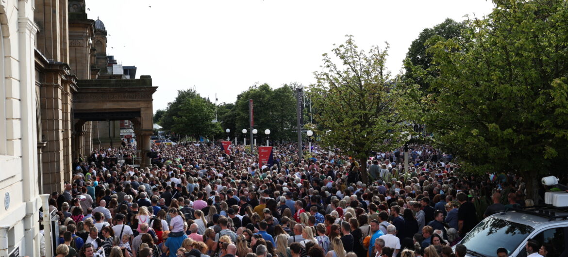 Southport zapłonęło po ataku nożownika, który zamordował troje dzieci. Zaatakowano miejscowy meczet